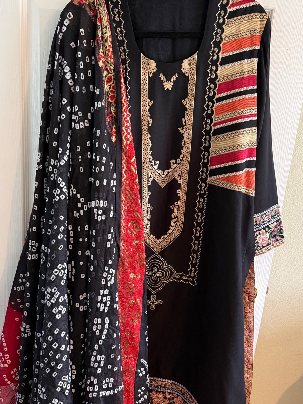 Khaadi Pakistani Desi 3 piece embroidered kurta shirt, duppata scarf and shalwar - Picture 9 of 15
